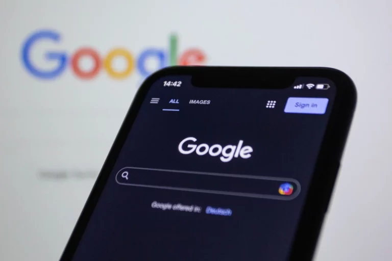 Interface AI Mode de Google montrant options de vols et hôtels