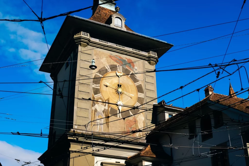 Éléments de l’horlogerie suisse : tour d’horloge historique et atelier de manufacture