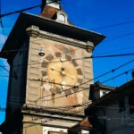Éléments de l’horlogerie suisse : tour d’horloge historique et atelier de manufacture