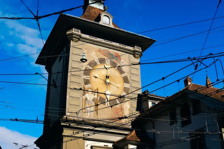 Éléments de l’horlogerie suisse : tour d’horloge historique et atelier de manufacture
