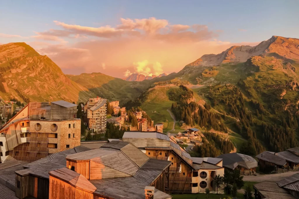 Vacanciers en station de montagne en été avec paysage de sommets et activités