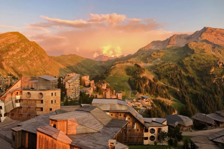 Vacanciers en station de montagne en été avec paysage de sommets et activités