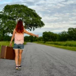 Agent de voyage en train d'aider un client, comparaison avec un écran affichant une IA