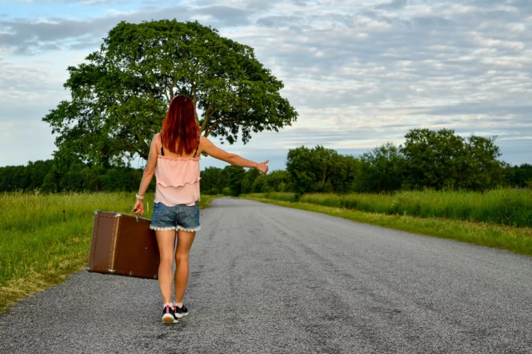 Agent de voyage en train d'aider un client, comparaison avec un écran affichant une IA