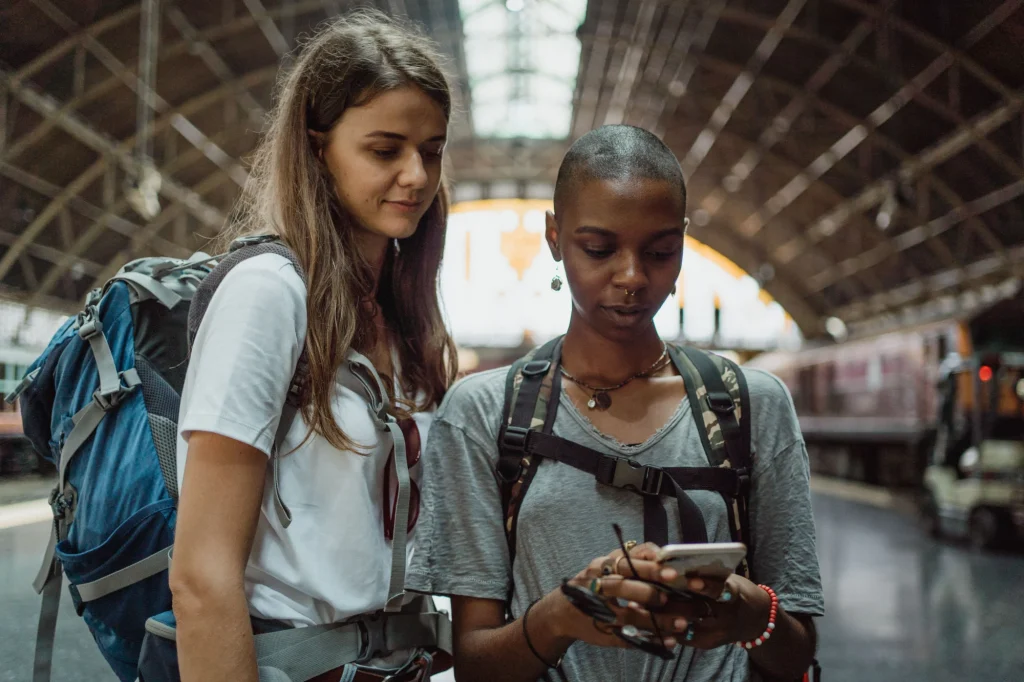 Voyageurs utilisant une application d'intelligence artificielle