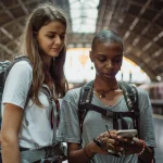 Voyageurs utilisant une application d'intelligence artificielle