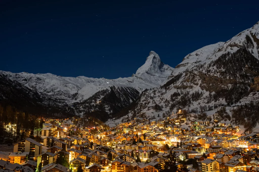 Village suisse de montagne pris d'assaut par des touristes, illustration du surtourisme