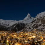 Village suisse de montagne pris d'assaut par des touristes, illustration du surtourisme