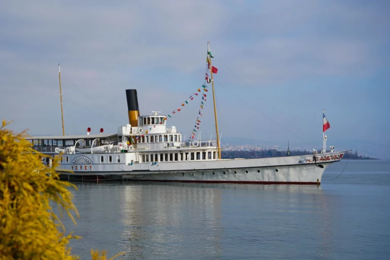 Promenade sur les quais de Vevey avec la Fourchette de l'Alimentarium dans le lac et vue sur le Léman