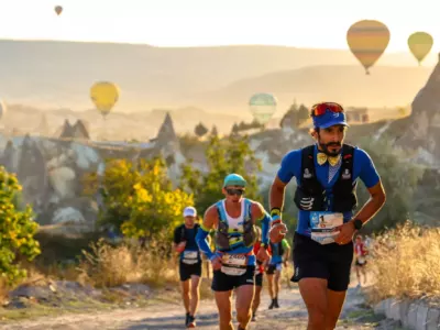 Coureurs traversant les formations rocheuses d'AlUla au lever du soleil lors d'un duathlon