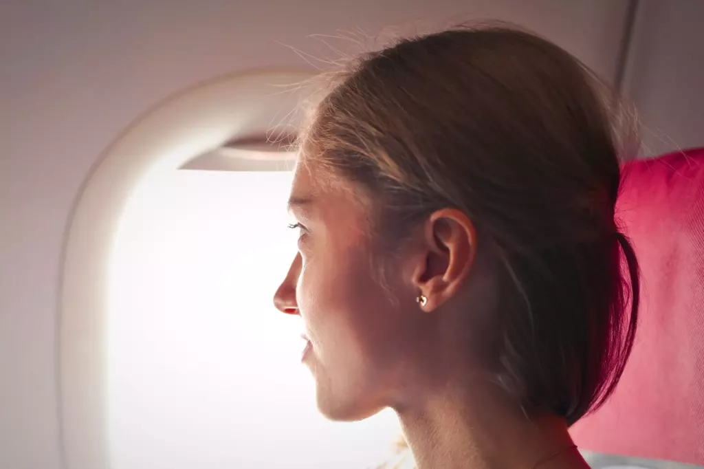 Logos Timeshifter et oneworld avec carte du monde et passagers en voyage
