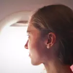 Logos Timeshifter et oneworld avec carte du monde et passagers en voyage