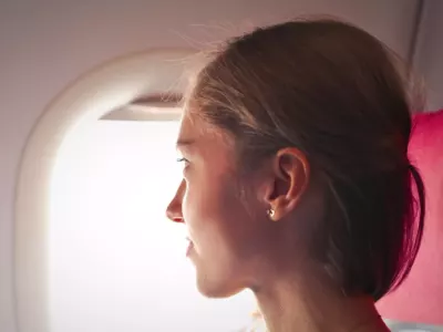 Logos Timeshifter et oneworld avec carte du monde et passagers en voyage