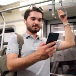 Passagers scannant un QR code dans un bus pour accéder à un audioguide sur smartphone