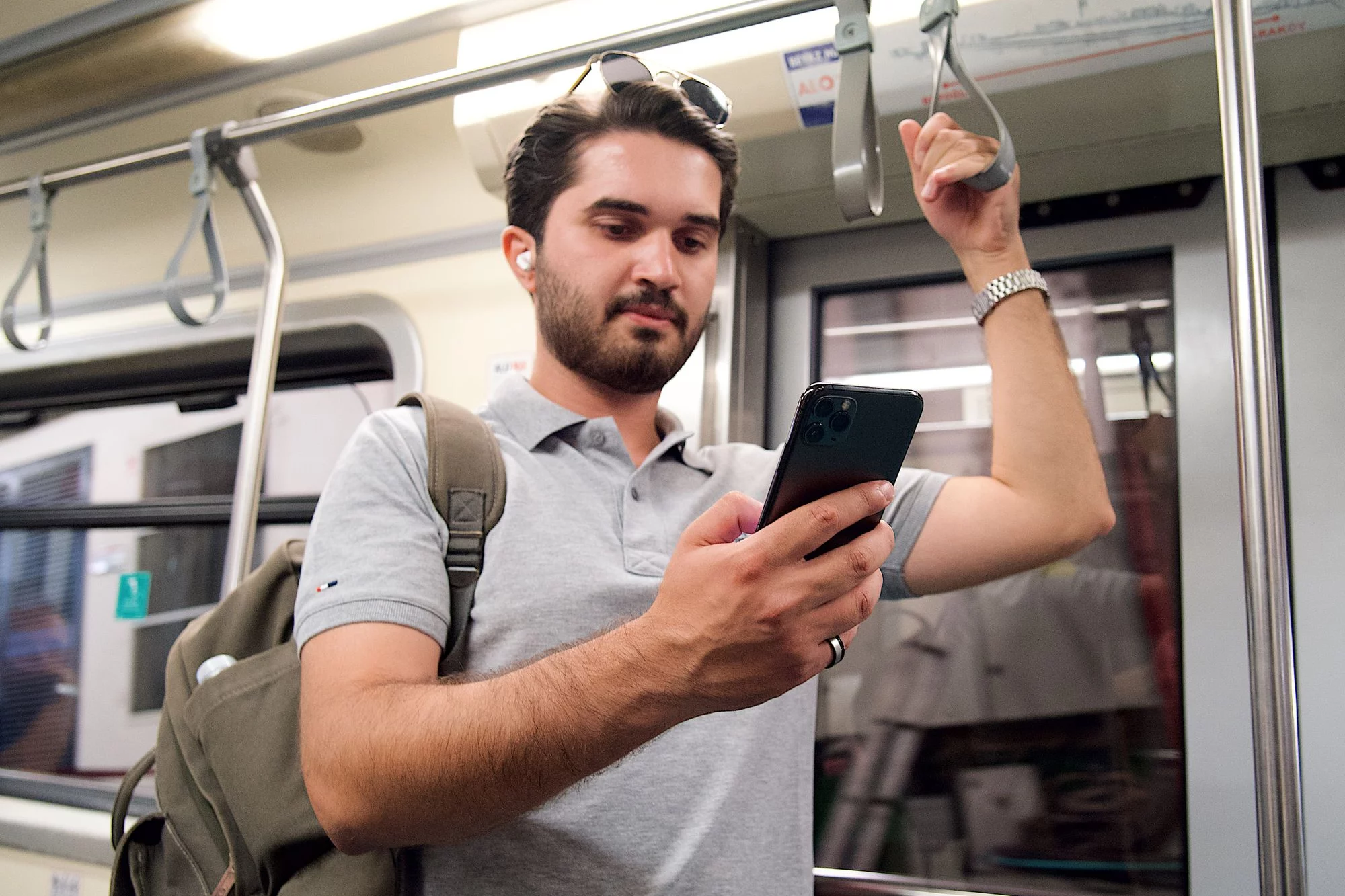 Passagers scannant un QR code dans un bus pour accéder à un audioguide sur smartphone