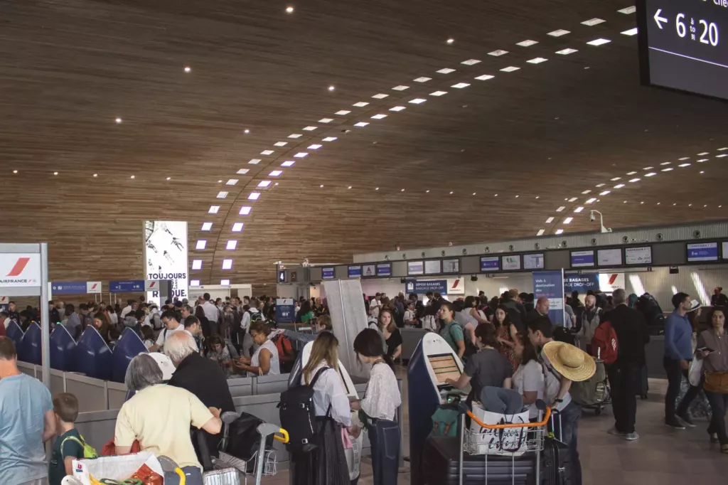 Hall d’immigration avec des voyageurs progressant sans arrêt grâce à une vérification biométrique préalable