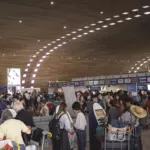 Hall d’immigration avec des voyageurs progressant sans arrêt grâce à une vérification biométrique préalable