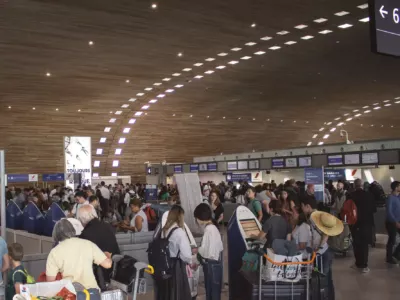Hall d’immigration avec des voyageurs progressant sans arrêt grâce à une vérification biométrique préalable