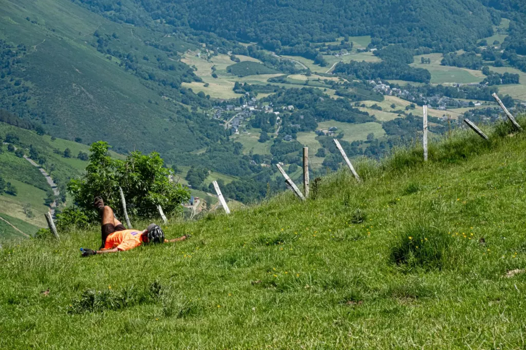 Marcheurs sur le sentier Via Valdensis dans le canton de Vaud, paysages et sentiers