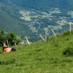 Marcheurs sur le sentier Via Valdensis dans le canton de Vaud, paysages et sentiers