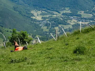 Marcheurs sur le sentier Via Valdensis dans le canton de Vaud, paysages et sentiers