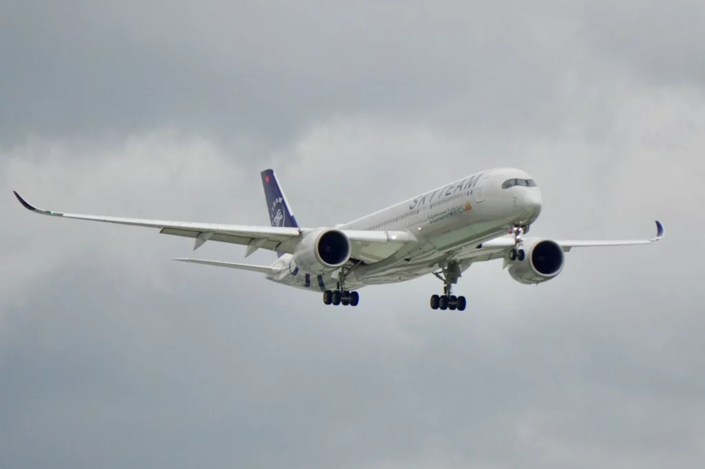 Avions et aéroport avec trafic important pendant la saison estivale