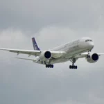 Avions et aéroport avec trafic important pendant la saison estivale