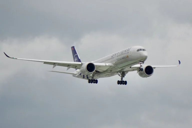 Avions et aéroport avec trafic important pendant la saison estivale