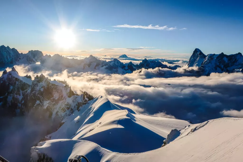 Panorama du Mont‑Blanc avec des randonneurs sur le sentier du Tour du Mont‑Blanc