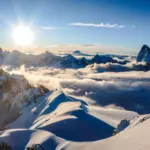 Panorama du Mont‑Blanc avec des randonneurs sur le sentier du Tour du Mont‑Blanc