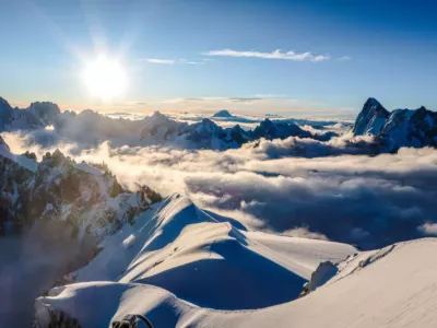 Panorama du Mont‑Blanc avec des randonneurs sur le sentier du Tour du Mont‑Blanc