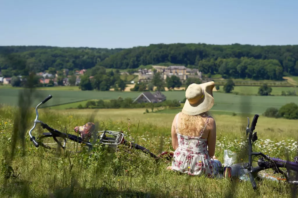 Cyclistes le long du canal du Midi, symbole du slow tourisme