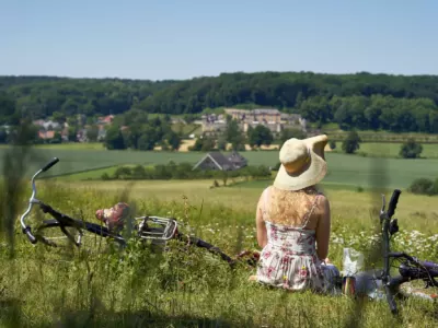 Cyclistes le long du canal du Midi, symbole du slow tourisme