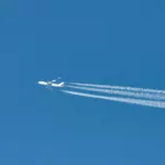 Passagers et avions à l'aéroport, symbolisant l'impact de la hausse du kérosène sur les billets d'avion