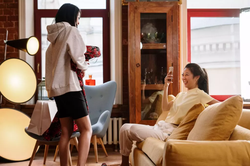 Façade d'un immeuble urbain avec panneau lié aux locations touristiques