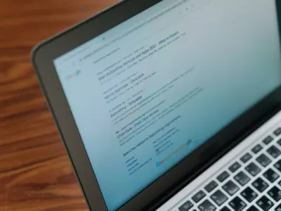 Résultats de recherche Google pour hôtels et vols avec modules de comparateurs