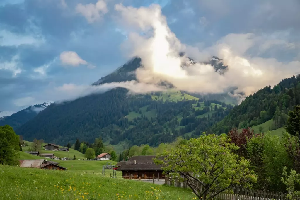 Participants du 3e Schweizer Wandergipfel à Saanen lors d'une discussion sur la gestion des visiteurs en montagne