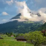 Participants du 3e Schweizer Wandergipfel à Saanen lors d'une discussion sur la gestion des visiteurs en montagne