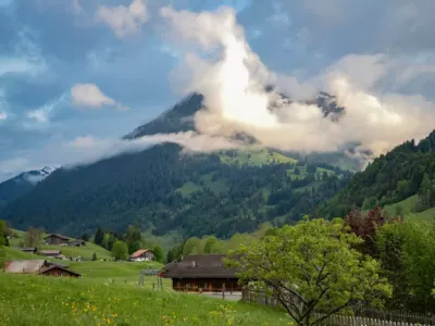 Participants du 3e Schweizer Wandergipfel à Saanen lors d'une discussion sur la gestion des visiteurs en montagne