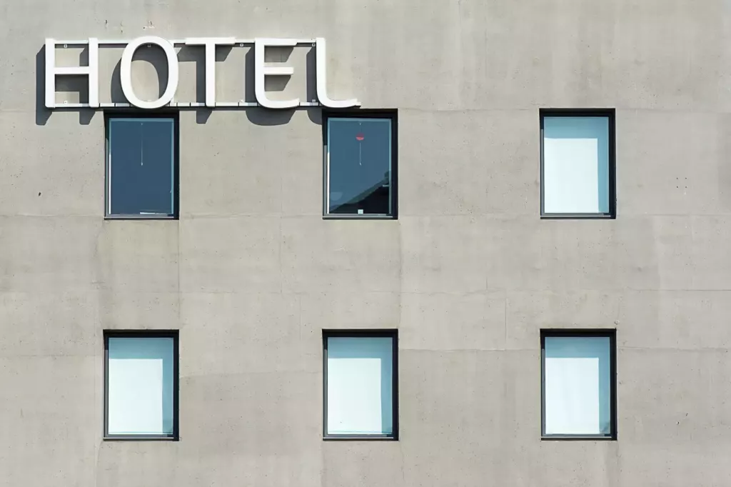 Annonce du rebranding de Best Western en WorldHotels avec image d'un hall d'hôtel moderne
