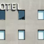 Annonce du rebranding de Best Western en WorldHotels avec image d'un hall d'hôtel moderne