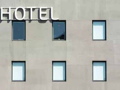 Annonce du rebranding de Best Western en WorldHotels avec image d'un hall d'hôtel moderne