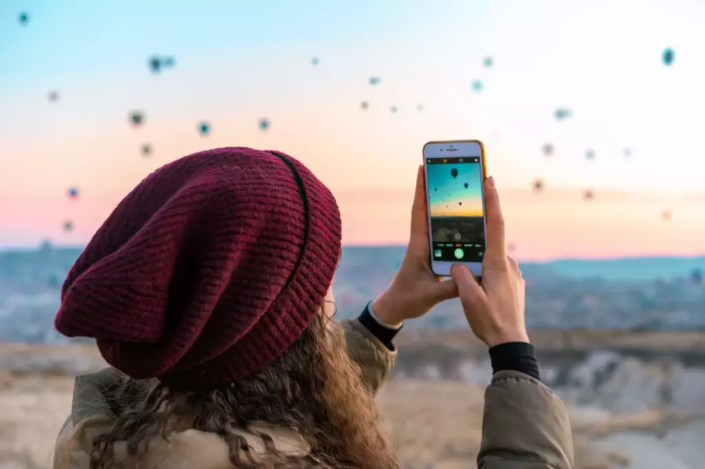 Personnes consultant des publications de voyage sur smartphone et tablette pour choisir une destination