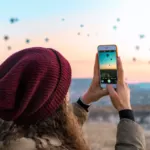 Personnes consultant des publications de voyage sur smartphone et tablette pour choisir une destination
