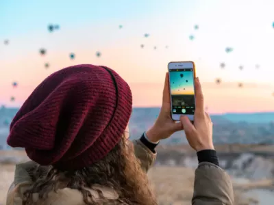 Personnes consultant des publications de voyage sur smartphone et tablette pour choisir une destination