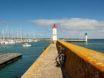 Julie Quatrehomme en reportage pour Les Pépites de France, valorisant un site patrimonial